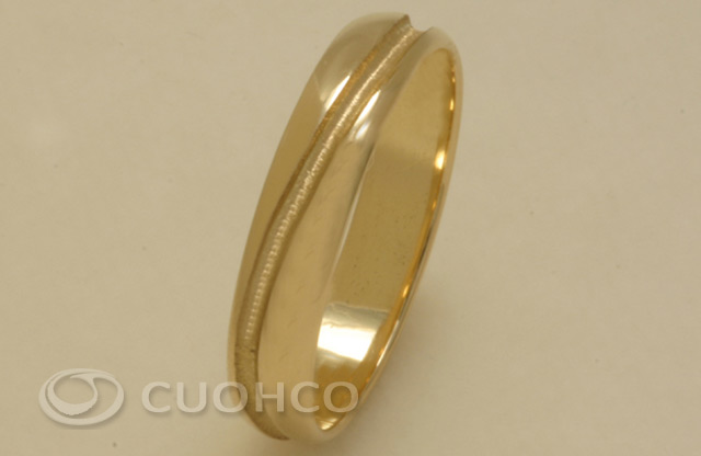 Gold wedding ring in gloss finish with a central matt groove