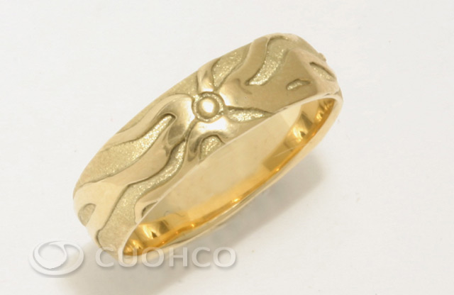Gold wedding ring in matt finish with the relief in gloss finish of an erupting volcano