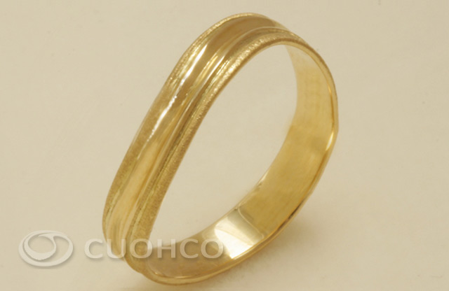 Gold wavy shaped wedding ring in matt finish with gloss central strips