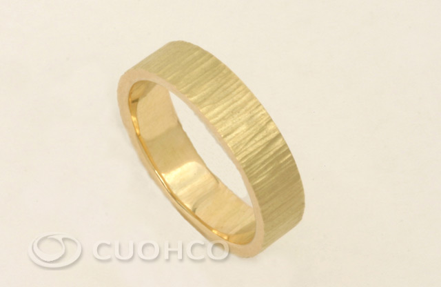 Gold wedding ring of 5 mm with bamboo texture