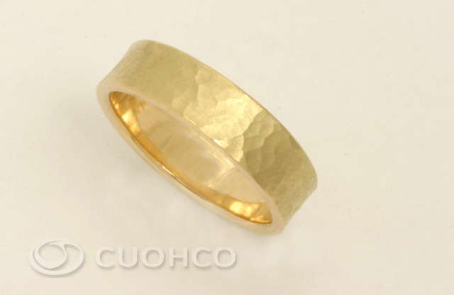 Gold wedding ring of 5 mm with hammered texture
