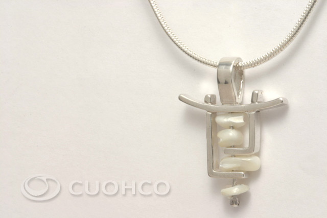 Small pendant of Chinese reminiscences made of sterling silver and natural mother-of-pearl