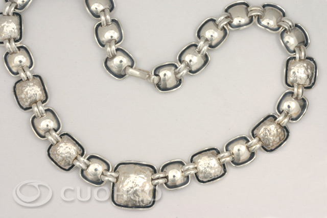 Articulated necklace composed of a square sterling silver motif alternating sizes with hammered texture