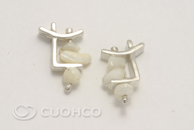 Short earrings of Chinese reminiscences made of sterling silver and natural mother-of-pearl