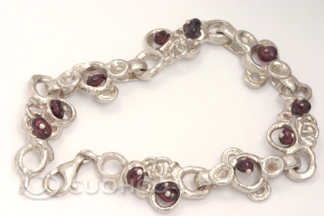 Articulated bracelet made of sterling silver and natural garnets