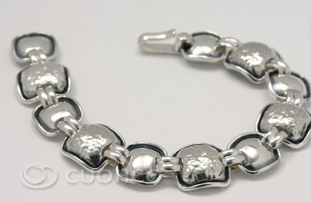 Articulated bracelet composed of a square sterling silver motif alternating sizes with hammered texture